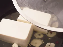 煮汁に塩とにんにくをきかせることで、少量の肉でもパンチのきいた肉豆腐に。