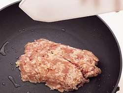 ひき肉はパックごとあけて大きめにほぐすので、手間なしなうえ、ボリューム感も出る。