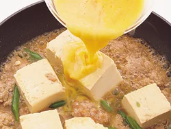 めんつゆと豆腐の水分が合わさり、ちょうどよい味に。仕上げに卵でとじて。