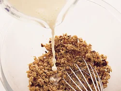 干ものを混ぜたみそをフライパンでこうばしく焼き、豆乳で溶きのばせば簡単に冷や汁が完成。