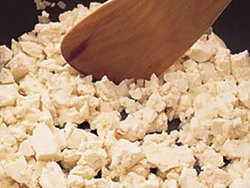 豆腐は水分をとばしながらぽろぽろになるまで炒める。