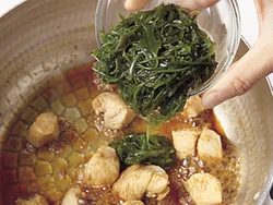 肉に火が通ったらめかぶを入れ、煮汁をなじませる程度にさっと煮ればOK。卵を加えてでき上がり。