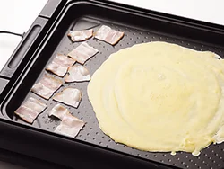ガレットの生地を焼いている間に、ホットプレートのあいた場所でベーコンを焼いて。