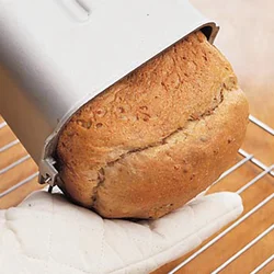 パンケースの底を片手で持ち、もう片方の手をパンに添えるようにして取り出す。パンの山をつぶさないようにして。