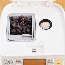 レーズンは自動投入口に入れる。時間差で混ぜ合わせることでレーズンの粒がくずれず、おいしさが残る。