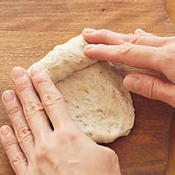 生地をのばし、くるくると巻いて成形すると丸みのあるきれいなクッペ形になる。巻き終わりは指でつまんでしっかり閉じて。