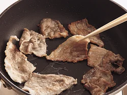 豚肉はじっくり焼くことでカリカリに仕上がる。こんがり焼き色がついたら上下を返して。