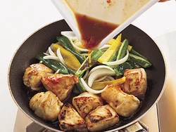 梅は肉の漬け汁に混ぜてからフライパンに加えることで、味が均一にからみやすくなる。