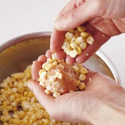 肉だねはやわらかめなので、とうもろこしを埋め込んでにぎるように形を整えて。