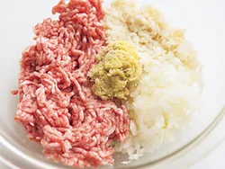 ハンバーグだねには、おろししょうがをプラス。肉の臭みを取るだけでなく、しょうがの風味で夏でもさっぱりと食べられる。まさに一石二鳥。
