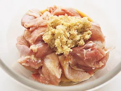 下味にたっぷりのおろししょうがを入れてもみ込み、味をつけながら風味をアップ。さらにころもにもしょうがを入れて、香り高い揚げものに。