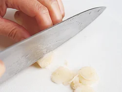 辛みの少ない新しょうがだから、薄切りにしてたっぷりと料理に入れても辛くない。皮にも栄養があるので、むかずに使って。