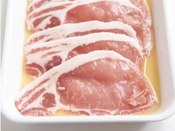 最初に肉にしょうが汁と酒をふり、時間をおく。臭みがとれ、玉ねぎだれの味がしみこみやすくなる。