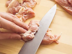とり肉は火が通りやすいように、そぎ切りにする。繊維に向かって垂直になる方向に切ると肉が縮まずきれいに仕上がる。