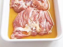 とり肉は、たれに漬け込み、ナンプラーの塩味と香りを移す。ナンプラーは、タイ料理などに使われる魚醤。香りが強く、しょうがとの相性もよい。