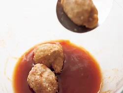 肉は揚げたてのあつあつのうちにケチャップだれにあえると、味がからまりやすい。肉にたれがからんだら、パプリカも加えてざっとあえる。