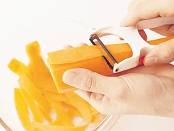 にんじんは皮むき器を使って、薄くスライスする。そのほか、ちぎれる野菜は手でちぎったりキッチンばさみで切れば、まな板も包丁もいらず、洗いものも少ない。