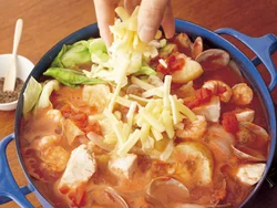 トマトスープの味に飽きてきたら、チーズを加えてクリーミーにすると、また違った味わいになり、最後まで楽しめる。