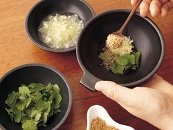 レモンの果肉や、青じそ、白すりごまなど、インパクトのある薬味を用意。好きなものを器に加えることで何度でも違う味が楽しめる。