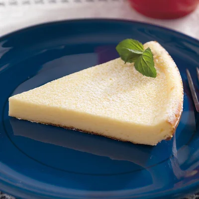 チーズケーキを切り分けてから粉糖適宜をふり、ミントを添えて盛りつけても。