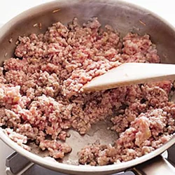 ひき肉に調味料を加えて、ぽろぽろになるまで炒めていく。