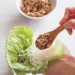 レタス1枚にご飯か揚げはるさめをのせ、貝割れ菜と肉みそをのせて、巻いて食べて。