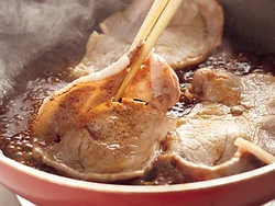 たれがふつふつとしたらすぐに肉を入れ、上下を返しながら手早く煮からめると照りよく仕上がる。
