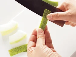とうがんは小さく切ってから皮をむくと、作業しやすい。薄めにむくとうす緑色が残り、彩りも鮮やかになる。