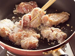 とり肉は漬けだれごとフライパンに入れ、うすく焼き色がつくまで菜箸で手早く返しながら炒める。