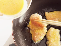 とり肉に卵液をたっぷりとからめ、フライパンに並べ入れる。多めの油で焼くと、ふんわり仕上がっておいしい。