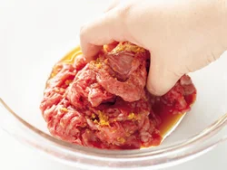 牛肉は手でしっかり下味をもみ込む。下味ごとフライパンに入れ、菜箸でほぐしながら炒める。