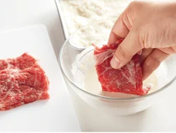 牛肉は薄切り肉の両端を３つに折りたたむことで、ほどよい厚みになり、やわらかく仕上がる。