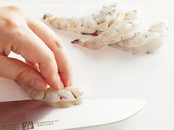 えびは背に半分程度の深さの切り目を入れ、包丁の刃先で背わたを除く。火が通りやすく見た目も大きく見える。