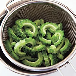 塩もみだけでもよいが、苦みが苦手な人はさっとゆでるとさらに食べやすくなる。