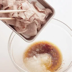 玉ねぎの辛み成分は、豚肉に豊富なビタミンB₁の吸収を高め、疲労回復に効果的！　豚肉は沸騰する前の低い温度の湯にくぐらせると、やわらかくゆで上がる。