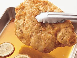 ビタミンＣやクエン酸がたっぷりのレモン汁に、めんつゆを混ぜるだけで、さわやかな酸味と香りのポン酢になる。