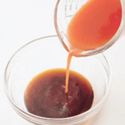 添付のたれにトマトジュースを混ぜるだけ。トマトのうまみと酸味が加わることで、たれにコクが出て、さっぱりした後味になる。