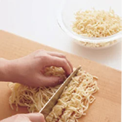 麺はざく切りにすることで、ご飯と炒めたときにからみやすくなり、ふんわりとした軽い口当たりに仕上がる