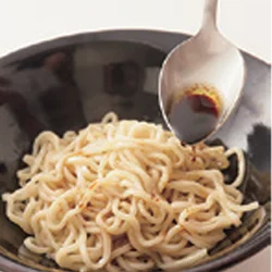 麺はゆでてしっかりと湯をきり、熱いうちにたれを加えてからめると、味が麺になじんでおいしくなる。