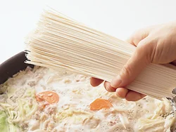 そうめんは別にゆでる必要なし。肉や野菜のうまみが出たスープに、そうめんの塩分ととろみが加わって、ちょうどよい味になる。