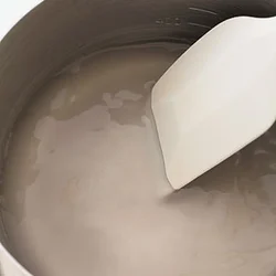粉寒天と水を鍋に入れ、火にかけながら混ぜてしっかりと溶かす。凝固力を高めるため、沸騰後も3分ほど混ぜる。