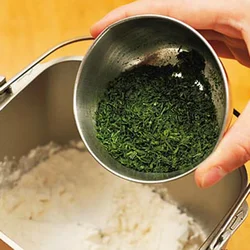 青のりは強力粉などと一緒にパンケースに入れる。シンプルな生地配合なので、青のりの風味が際立つ。