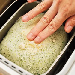粉チーズをふってから軽く押さえることで、粉チーズと生地がなじみ、焼き上がりもチーズが取れにくくなる。