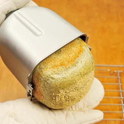 パンケースの底を片手で持ち、もう片方の手をパンに添えるようにして取り出す。パンの山をつぶさないようにして。