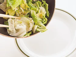 レタスは火を通しすぎると水分が出て食感が悪くなるので、先にさっと炒めて皿に盛るとよい。
