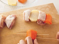 にんじんに竹串を２本刺して位置を固定すると残りが刺しやすい。とり肉は皮のある面を上にして向きを揃えて。