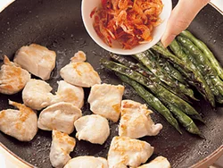 桜えびを加えると、うまみが増して淡泊なむね肉も風味よく仕上がる。カリカリになるまでよく炒めて。
