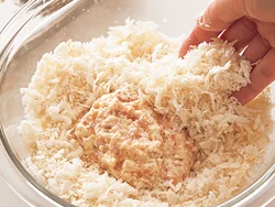 ボウルにパン粉を多めに入れ、肉だねは形を整えずに加える。ゆるいのでパン粉がつきやすく、パン粉をつけて形を整えれば時短に。