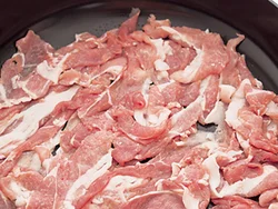 豚肉はフライパンにすき間なく敷き詰め、ピザ生地のように広げて焼く。肉以外はさっと火を通すだけでO Kな具材を選ぶ。
