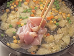 ポテトサラダの具ととり肉を一緒にゆでる。